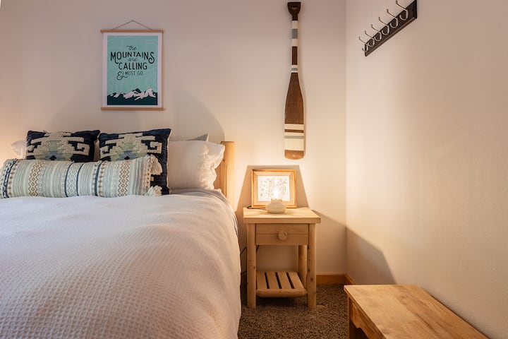 Udobna spavaća soba s mekanim madracem za bračni krevet, mekanom posteljinom, dodatnim jastucima, dva noćna ormarića sa svjetiljkama, komodom sa 6 ladica i pametnim televizorom. Ispunite prostor dnevnim svjetlom. Kupaonica s WC-om nalazi se odmah preko hodnika, pa je lako dostupna.
