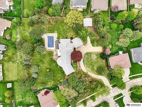 Gathering Friendly 3000+sq ft Home w/inground pool