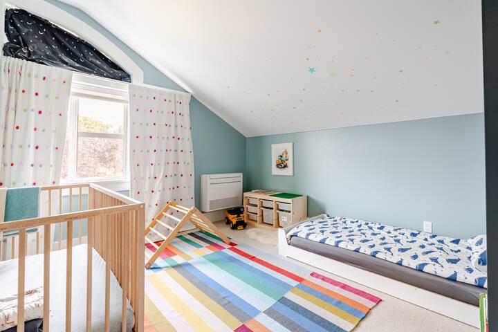 Peaceful family home with A/C, yard & parking gallery image 5