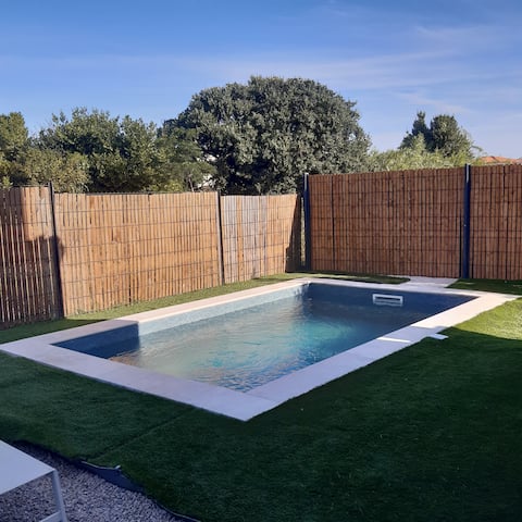 Nice house and pool between the sea and scrubland