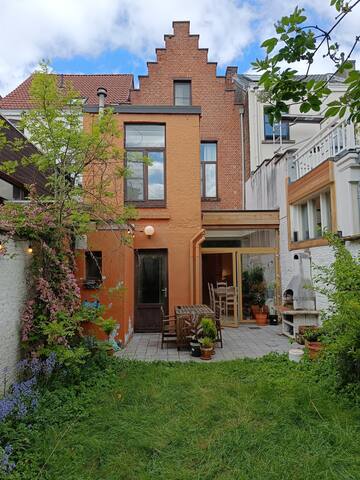 19th century house with garden gallery image 5