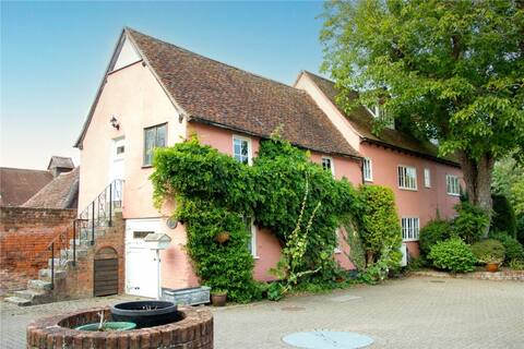 Large House with Private Garden & Parking