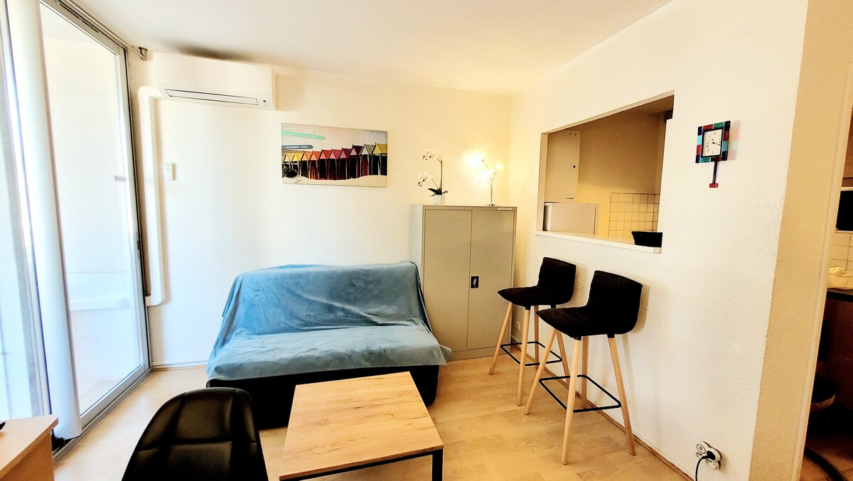 Top Airbnb: Large studio city center 400 m from beach, Parking, Wifi, Air conditioning in La Grande Motte
