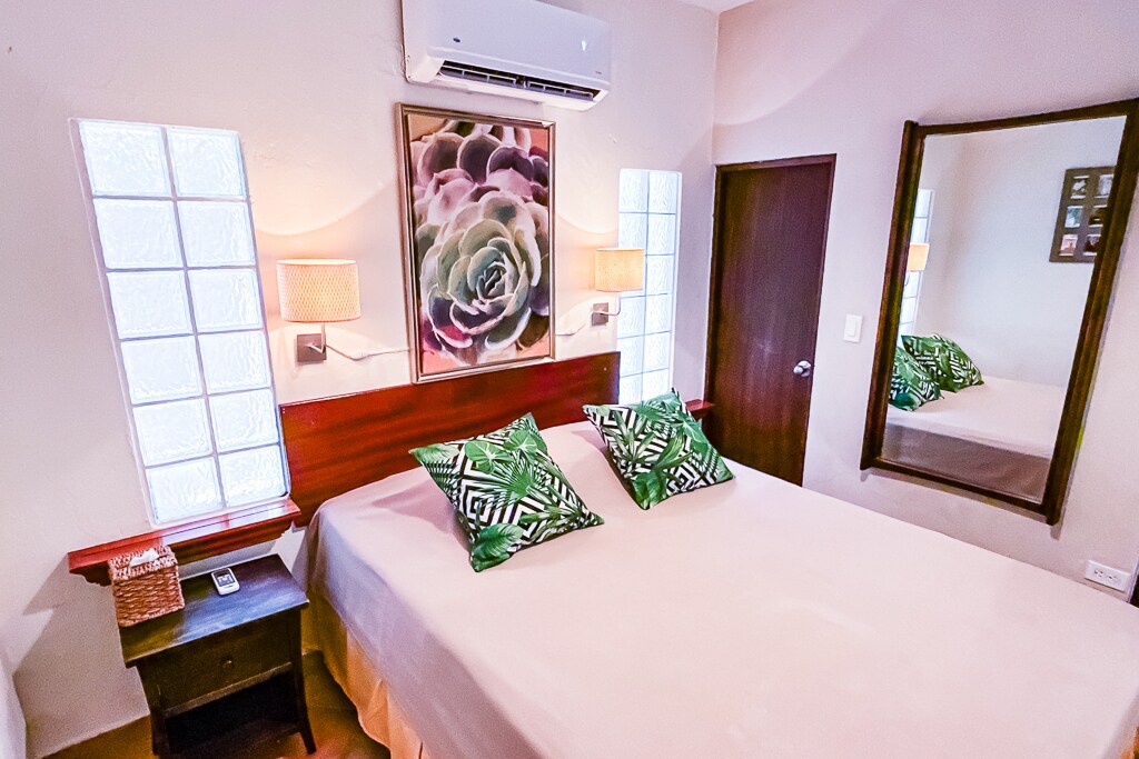 Dekor magjepsës: dhoma jonë e zbukuruar bukur ka një krevat dopio "queen" të rehatshëm dhe dekorime elegante në mur, duke krijuar një atmosferë të ngrohtë dhe ftuese për pushimet e tua. 