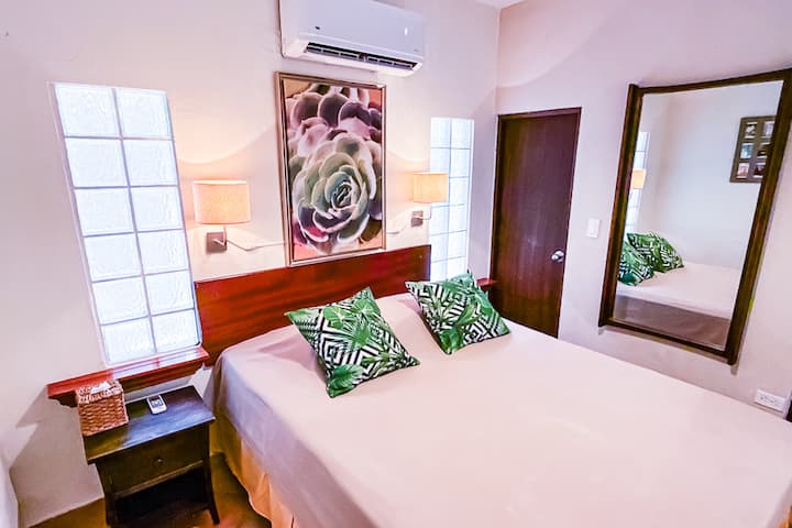 Décoration charmante : notre chambre magnifiquement ornée dispose d'un lit queen confortable et d'élégantes décorations murales, créant une atmosphère chaleureuse et accueillante pour votre escapade. 