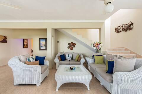 "Spacious 6BR/6BA Villa for 20 Guests with Pool"