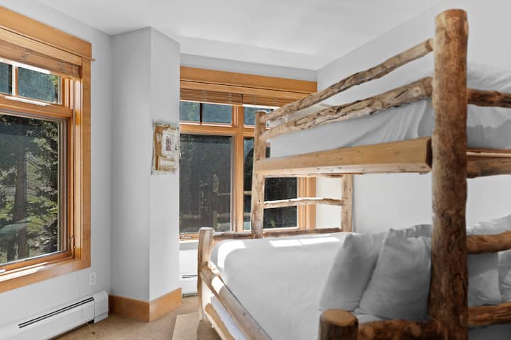 La chambre d'amis dispose d'un lit superposé avec un lit simple et un lit double avec un lit gigogne.