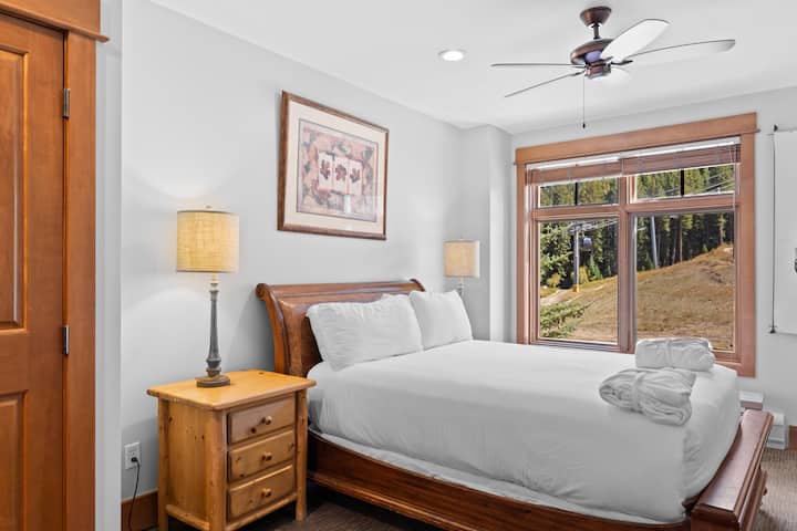 La chambre principale dispose d'un lit king size, d'une télévision à écran plat et d'une vue sur les pentes.