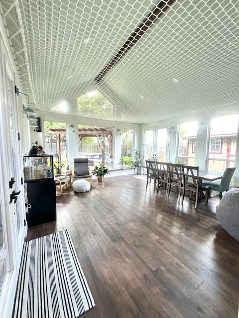 A&M Sunlit Retreat w/ rockwall, loftnet & minigolf