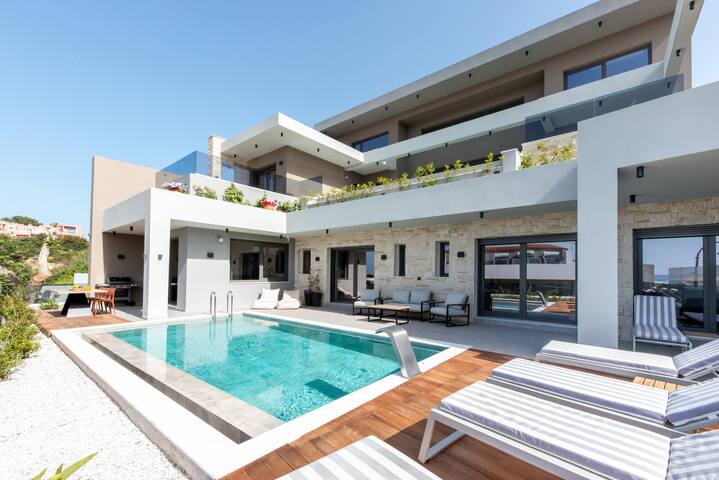 Villa Luna I 100m to Sea & Free* Heated pool