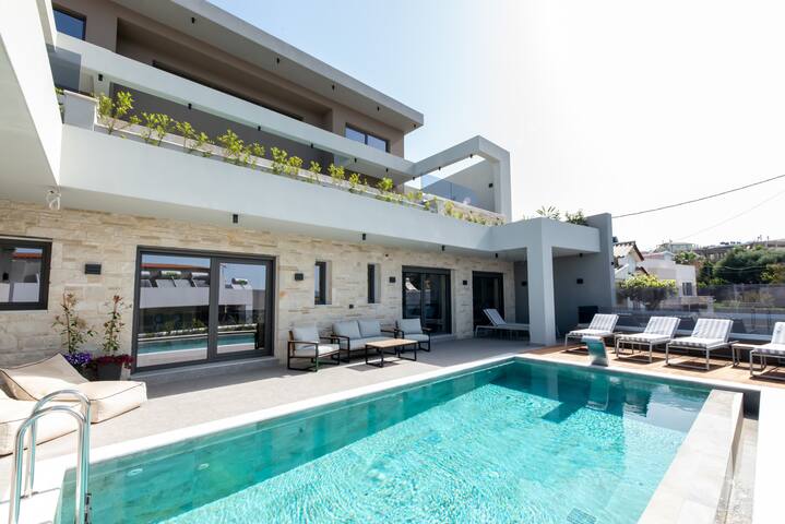 Villa Luna I 100m to Sea & Free* Heated pool gallery image 3