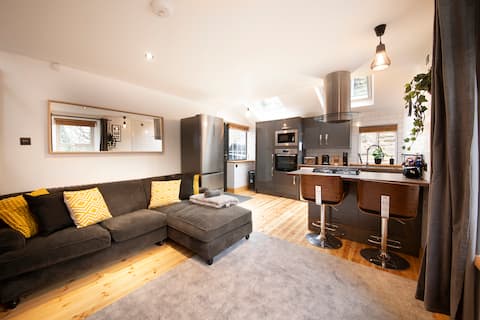 Popular Airbnb listing: Executive apartment in the heart of Headingley in Headingley & Hyde Park
