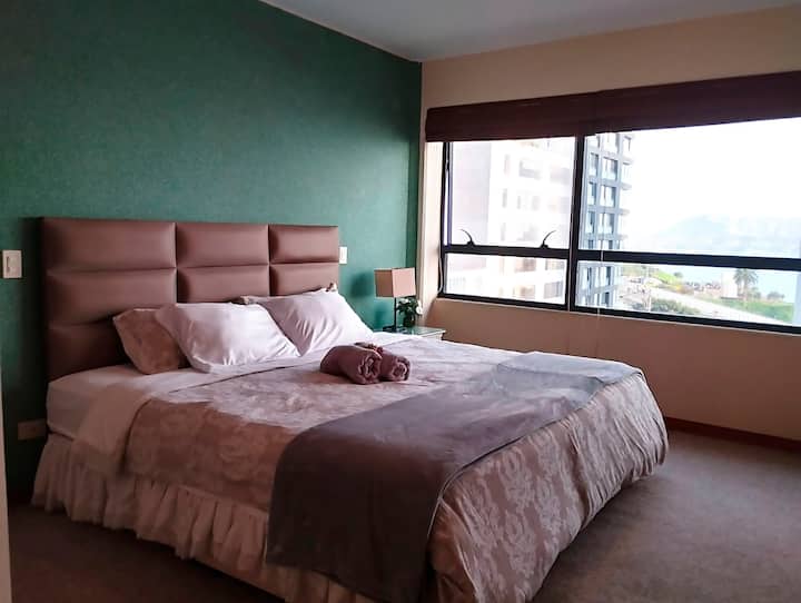 Представете си как се събуждате с невероятен изглед към океана от удобно голямо двойно легло. Това е основната спалня. Много е просторно. Могат да се вкарат до два надуваеми дюшека, ако е необходимо. Мокетът е уютен.