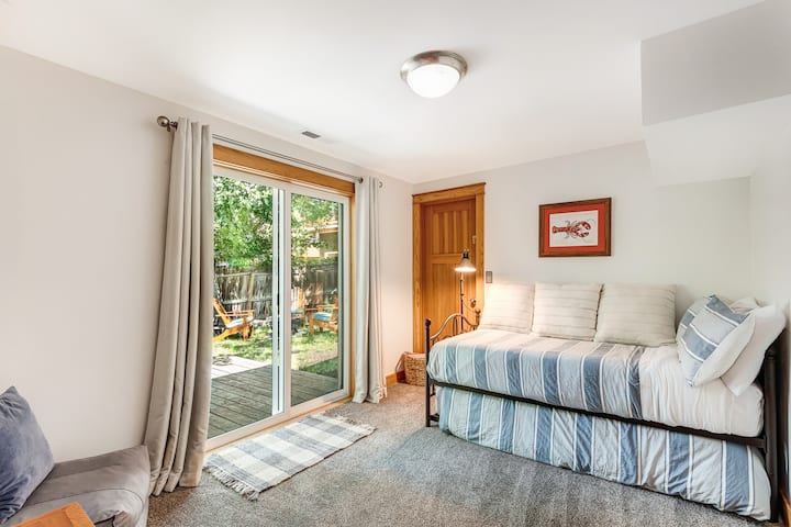 חדר ילדים בקומה הראשונה. אני מניח שכמה מבוגרים יכולים לישון כאן גם כן, אבל זה נועד למטיילים ידידותיים למשפחה. אפשר להוסיף טלוויזיה של Roku לפי בקשה. הארון משמש כארון האספקה שלנו והוא נעול. 