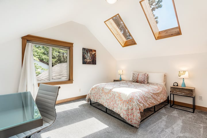 קומה שנייה, חדר שינה מס '1, מיטת קווין סייז. יש לי וילונות מעל החלונות (לא מוצגים), אבל החדר הזה מואר באופן משמעותי מחדר השינה השני בקומה השנייה. משכימי קום לוקחים את החדר הזה!