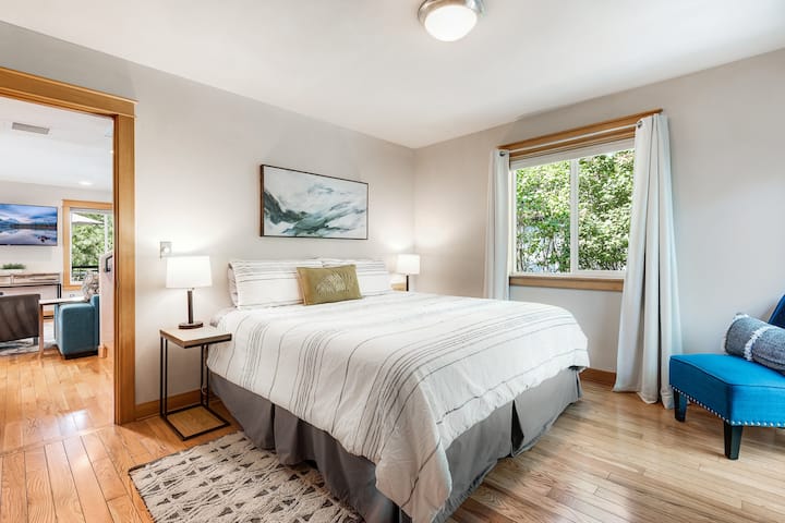 חדר שינה ראשי בקומה הראשונה, מיטת קינג סייז. צמוד למקלחת המוצגת בתמונה הקודמת. 