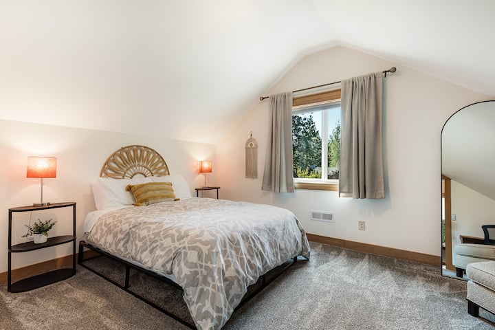 קומה שנייה, חדר שינה מס '2, מיטת קווין סייז. וילונות האפלה לאורחים שאוהבים לישון עד מאוחר. 