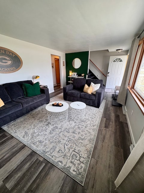 Cozy 4BR 2BA – Just 0.3 mi to Lambeau & Titletown!