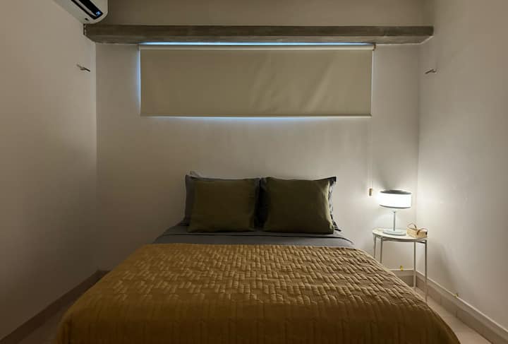 Снимките показват как изглежда стаята със спусната завеса за по - голяма почивка, но има много добро слънце и изкуствена светлина.