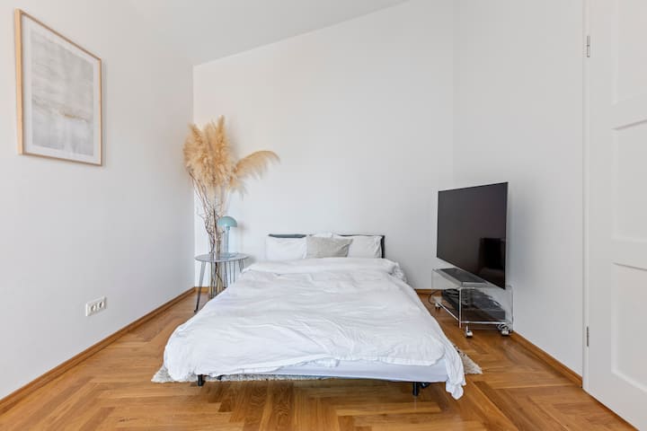 Стая за гости с разтегателен диван 140 x 200 см и удобна горна част. Преносим 55 - инчов смарт телевизор, който може да бъде преместен там, където е най - удобно (всекидневна, основна спалня, ...)