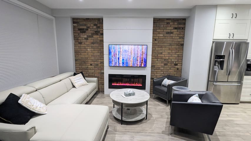 Luxury 3 Bed – 20min to Downtown w/ Outdoor Patio