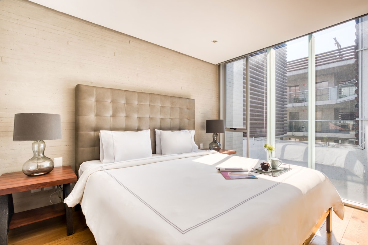 Cama tamaño king con sábanas de alta calidad.