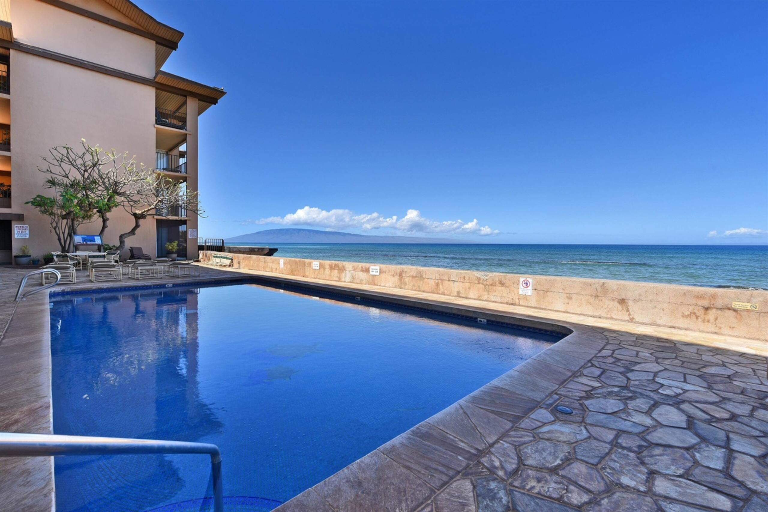 Condo in Lahaina · ★4.91 · 2 bedrooms · 1 bed · 1.5 baths - Image 22