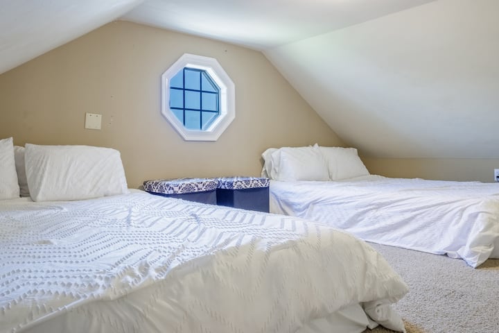 Estas dos camas queen se encuentran en el loft, al que se puede acceder por una escalera de caracol en la sala de estar.