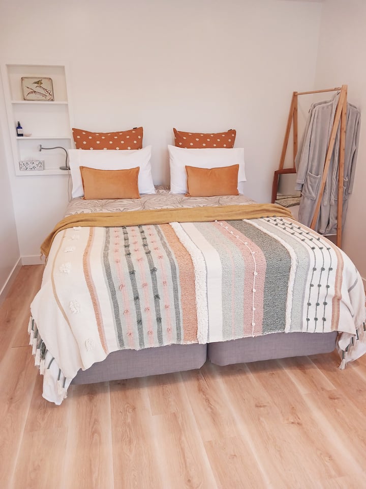 Hivi ndivyo kitanda kinavyowekwa kwa sasa, chenye kitanda cha ukubwa wa kifahari sana.