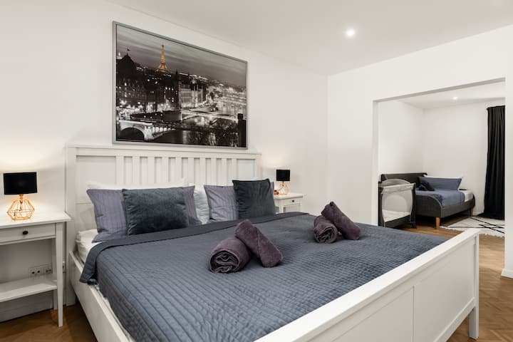 Голема спална соба со удобен брачен кревет и доволно простор за најмногу две детски креветчиња. Вклучени се удобни крпи во големи и мали големини.