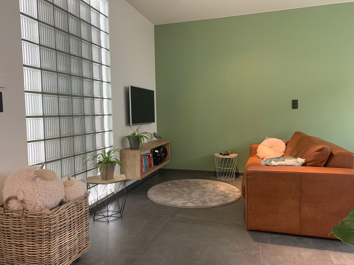 Woonkamer met Netflix, spelconsole, boeken en gezelschapsspellen.