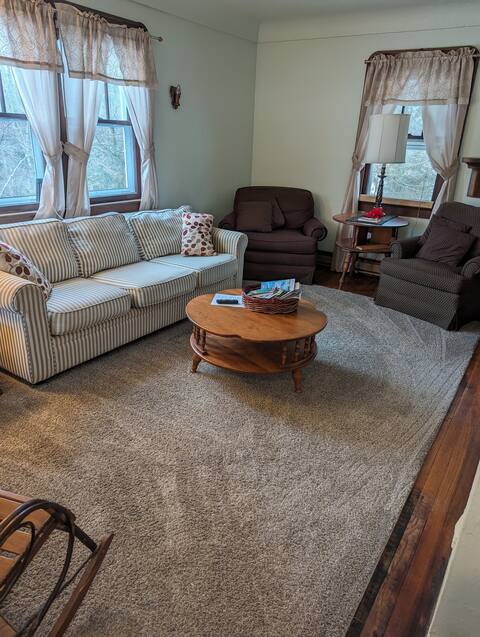 Quaint 2 bedroom home overlooking bird sanctuary