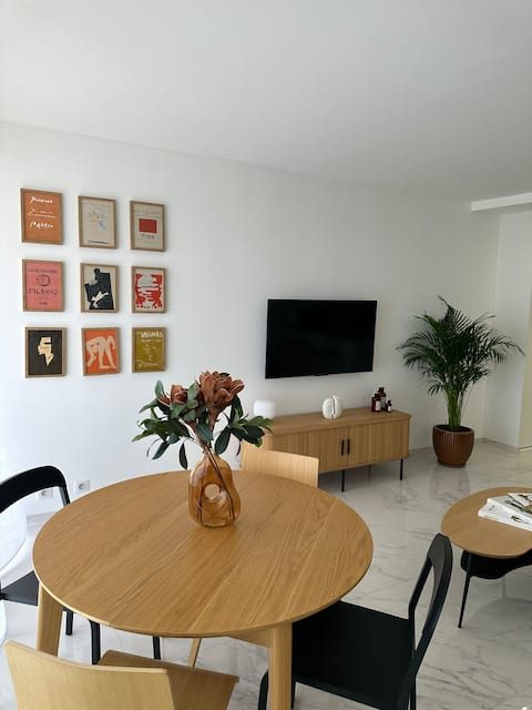 Successful Airbnb property: 15 minutes from Cannes, facing the sea in Vallauris