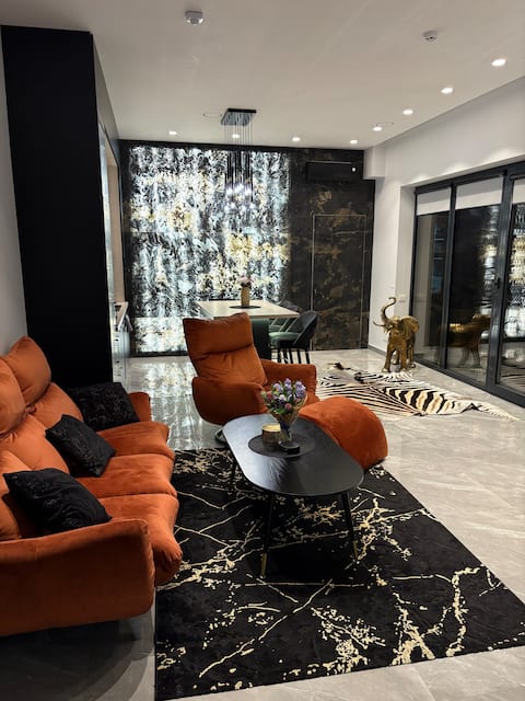 "Black Velvet" Cozy Luxury Apartment by the River