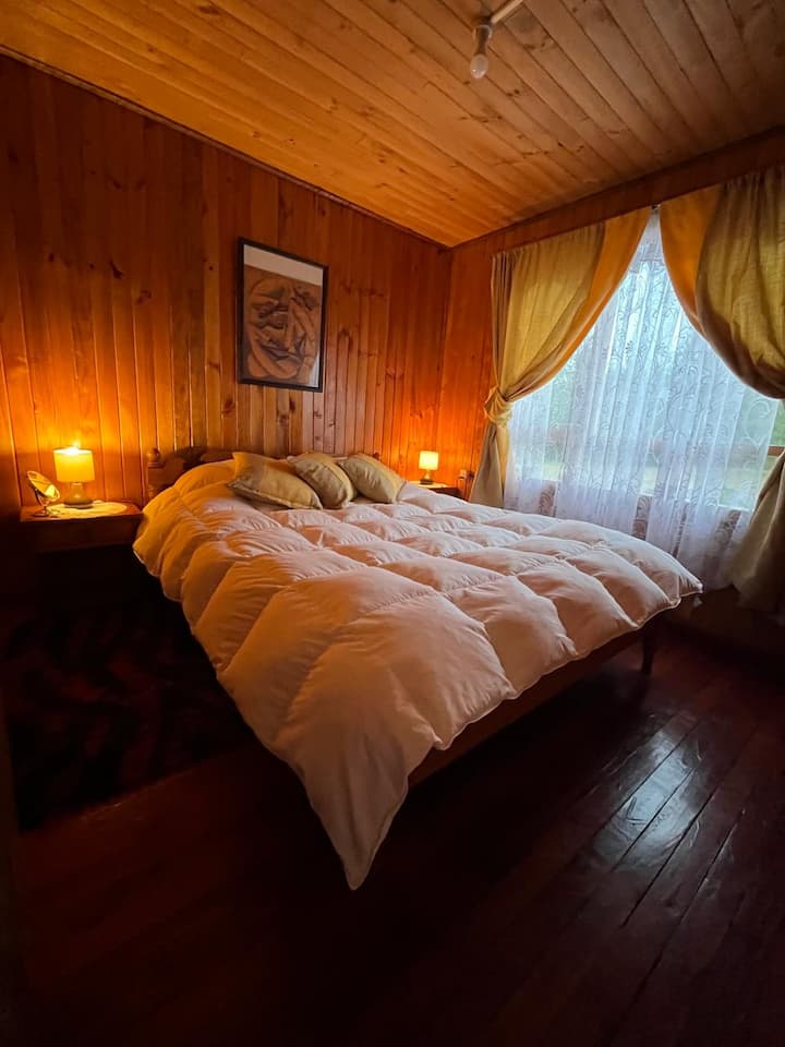 يحتوي كل كوخ على سرير مزدوج بغطاء من الريش الأبيض.