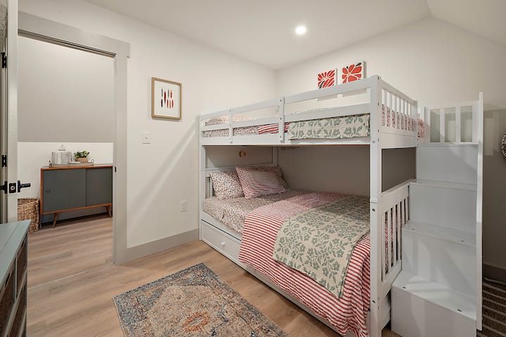 Dormitorio 2 de la 2.ª planta

Litera de tamaño completo con cama nido doble