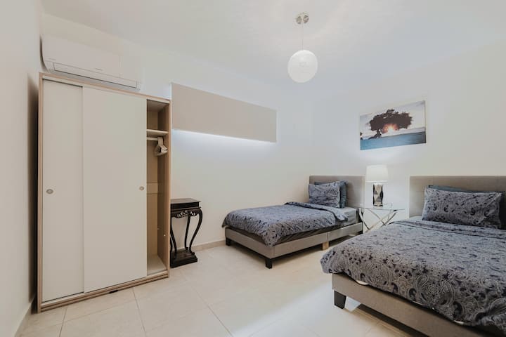 Dhoma e gjumit 4 ka dy krevate dopio dhe një dollap, duke ofruar një hapësirë të rehatshme dhe praktike për vizitorët.