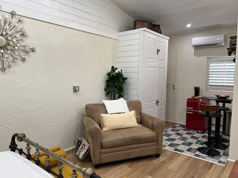 Successful Airbnb property: Amelia Place Guesthouse Cozy Tampa Heights Retreat in Tampa Heights