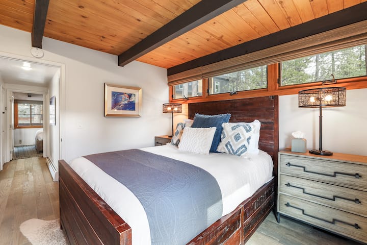 Habitación cómoda: diseño elegante con ropa de cama suave.

