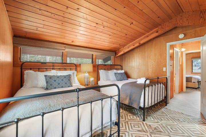 Amplio dormitorio de invitados: luz natural y ropa de cama cómoda.

