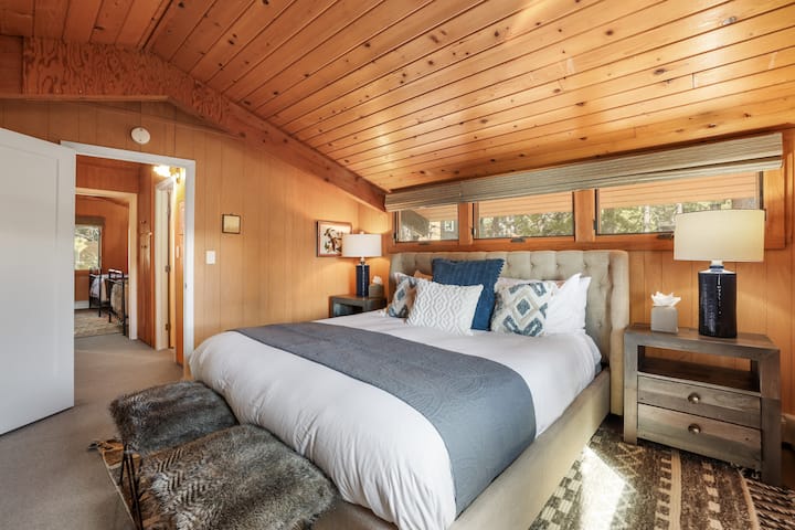 Dormitorio cálido y acogedor: el lugar perfecto para relajarse después de un día en el lago.

