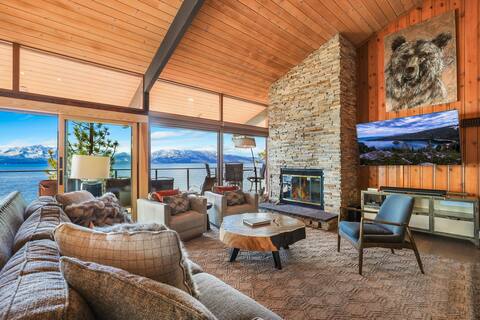 Lakefront~Sleeps8~Hot Tub~BBQ~Dock~Stunning Views!