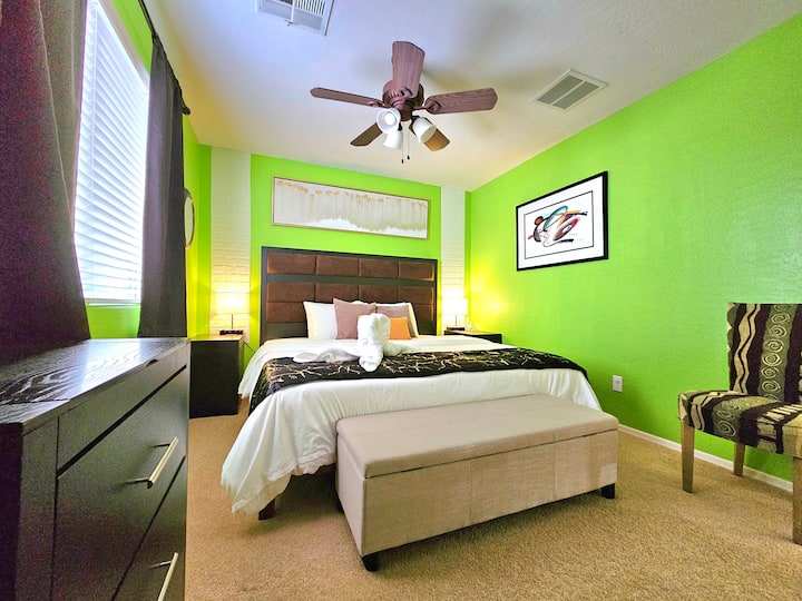 Chumba cha 3 cha kulala kilicho na kitanda cha ukubwa wa kifalme