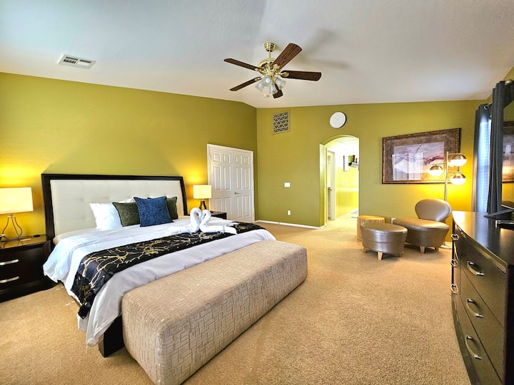 Chumba cha kulala cha msingi kilicho na kitanda cha ukubwa wa kifalme na bafu kamili