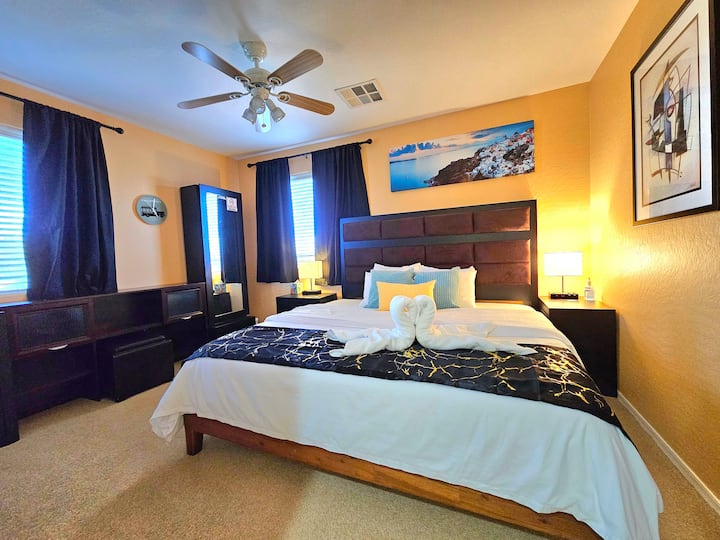 Chumba cha 4 cha kulala kilicho na kitanda cha ukubwa wa kifalme