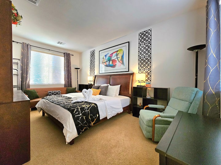 Chumba cha 5 cha kulala kilicho na kitanda cha ukubwa wa kifalme