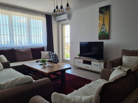 Cozy & Spacious 100m² Top-Floor Apartment