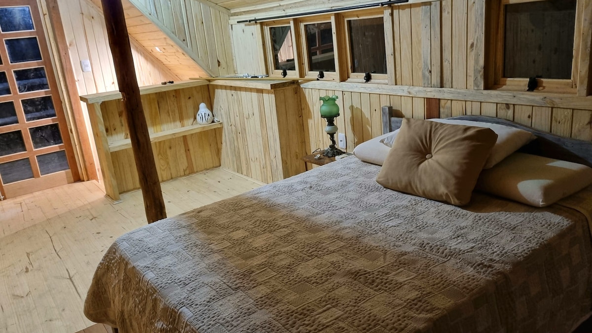 Grande chambre avec lit double, climatisation chaude et froide et casiers de rangement 