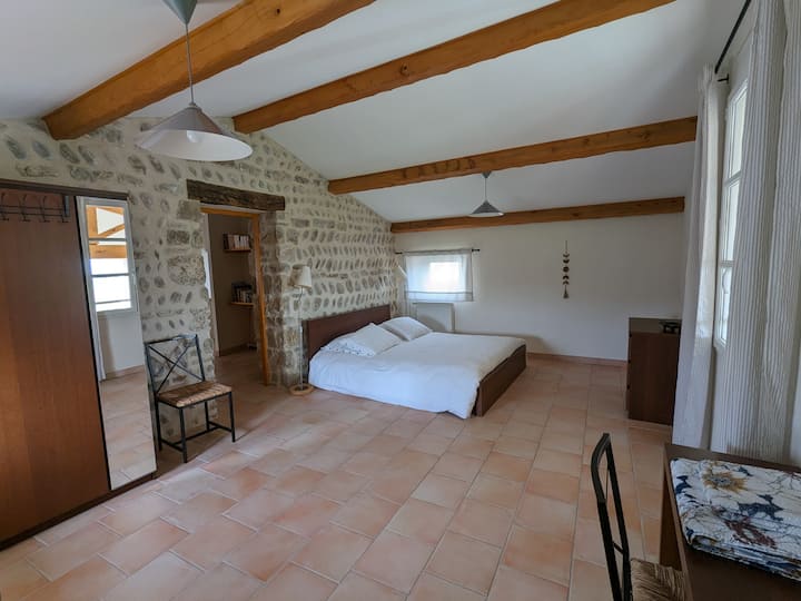 Chumba cha kulala juu ya ghorofa, chenye nafasi kubwa sana yenye eneo la ofisi. Kitanda chenye urefu wa sentimita 160.  