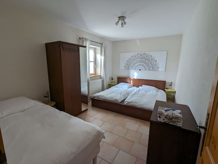 Chumba cha kulala juu: vitanda vitatu katika sentimita 90. 